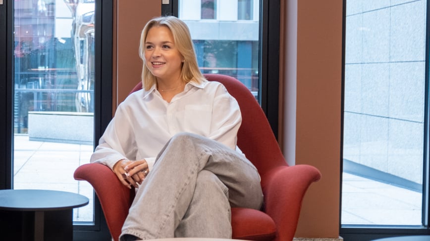 woman_sitting_lounge_smiling